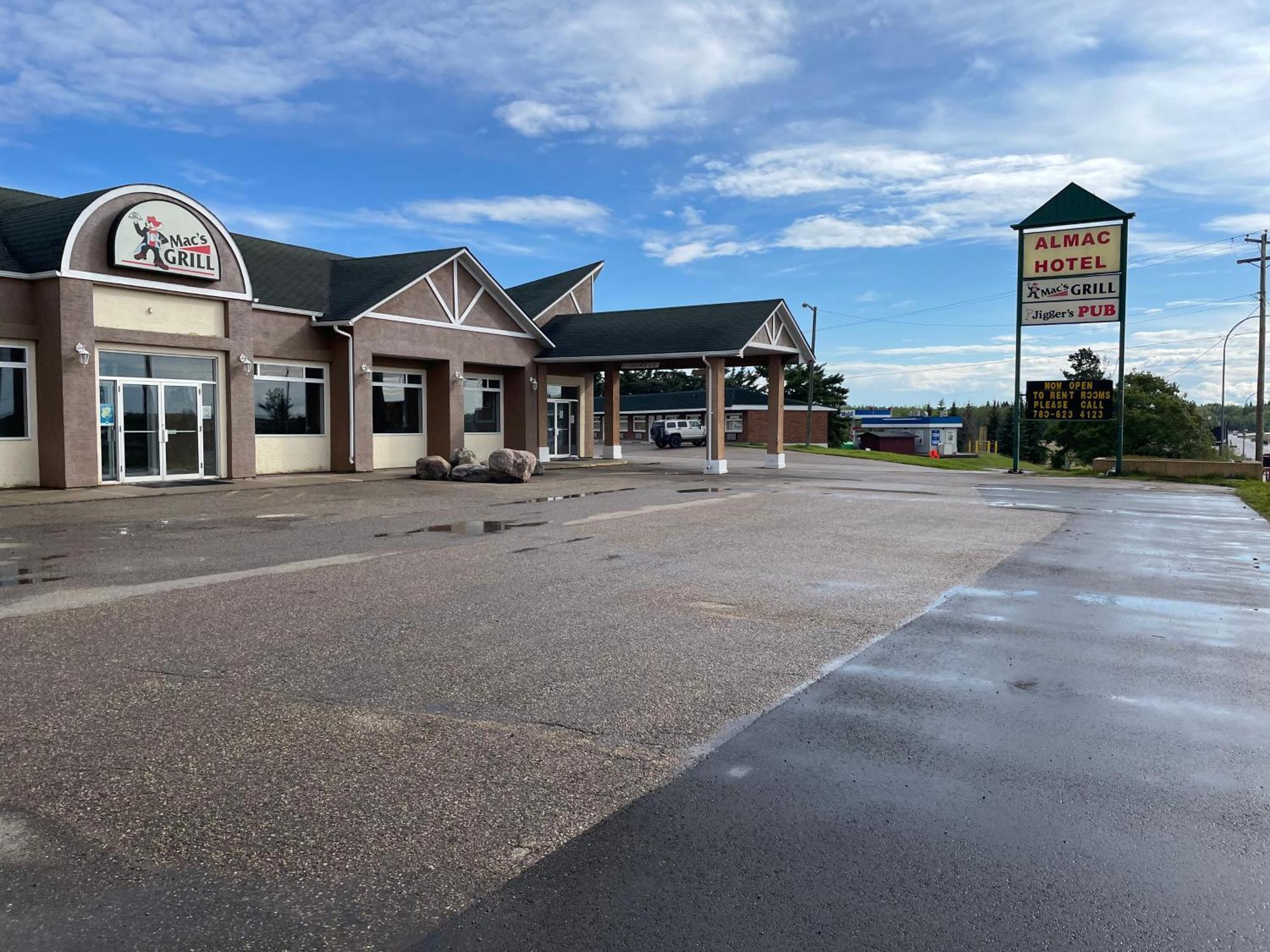Almac Hotel Lac La Biche Eksteriør bilde